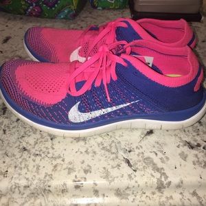 Women’s Nike free run tennis shoes.